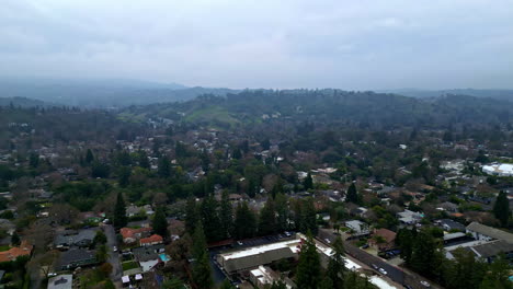 un dron aéreo se mueve hacia adelante disparado sobre bungalows residenciales elegantes en walnut creek, california, estados unidos en un día nublado