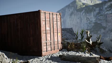 contenedor de envío abandonado en el desierto