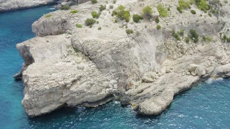 Ruta-De-Senderismo-Verde-Natural-De-Ibiza-En-Las-Montañas-Junto-Al-Mar-Mediterráneo.