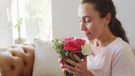 Glückliche-Junge-Verliebte-Kaukasische-Frau,-Die-Einen-Blumenstrauß-Riecht