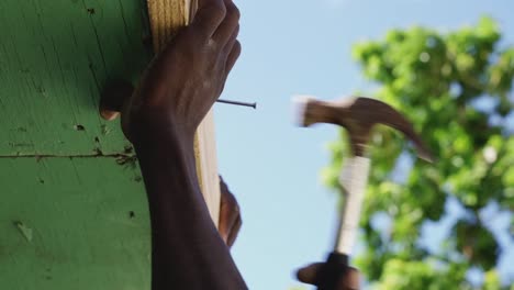 Carpintero-Trabajando-Clavando-Madera-Con-Un-Martillo