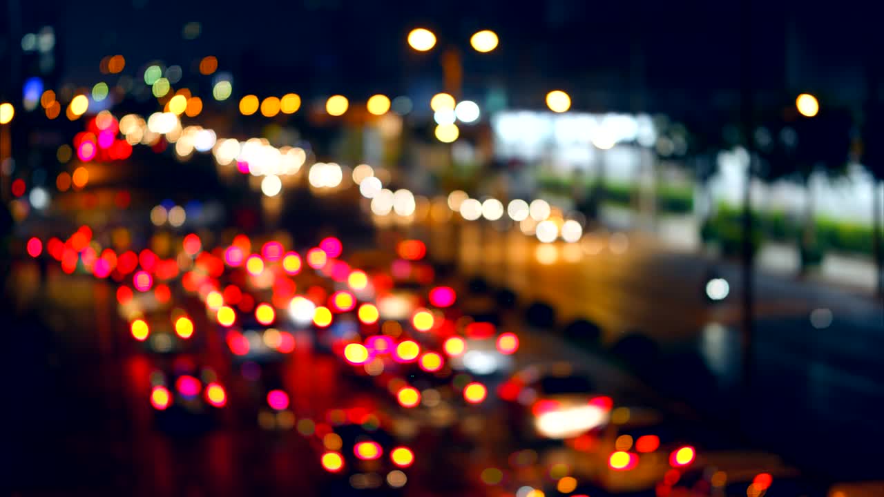 밤에 자동차 불빛의 추상적인 흐릿한 보케