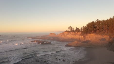 Rosa-Glühen-Auf-Sandsteinfelsen-Oregon-Küste-In-Der-Nähe-Von-Charleston