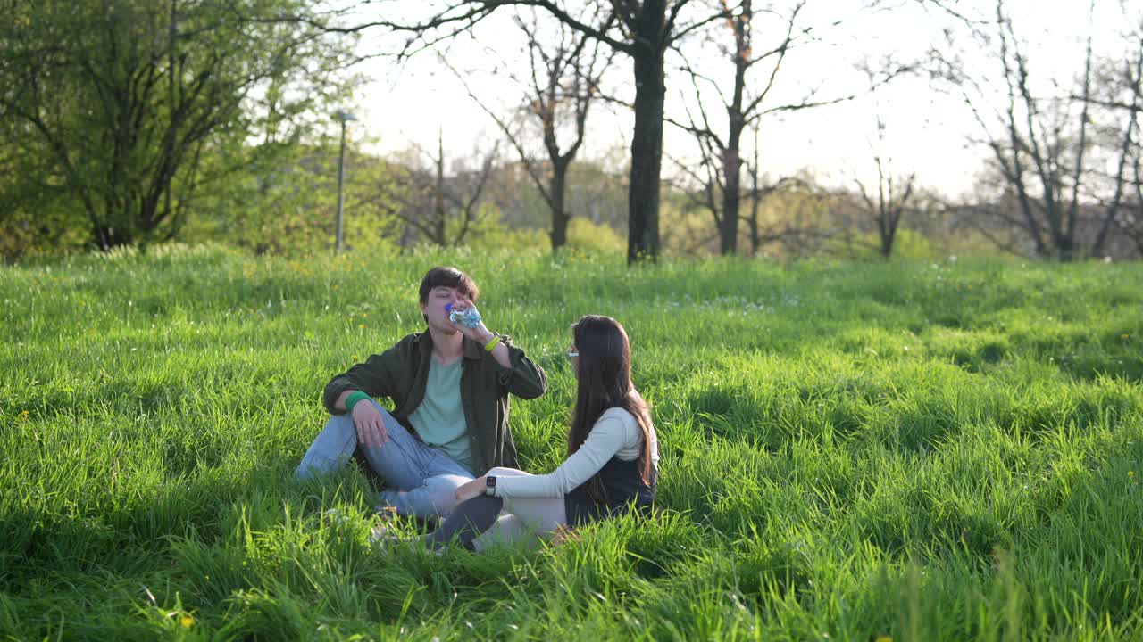 공원에서 휴식을 취하는 부부