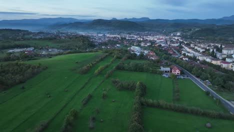 Imágenes-Cortas-De-Drones-Volando-Sobre-Mi-Pequeño-Pueblo-Situado-En-Las-Montañas-Apuseni