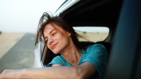Woman-traveling-in-a-car