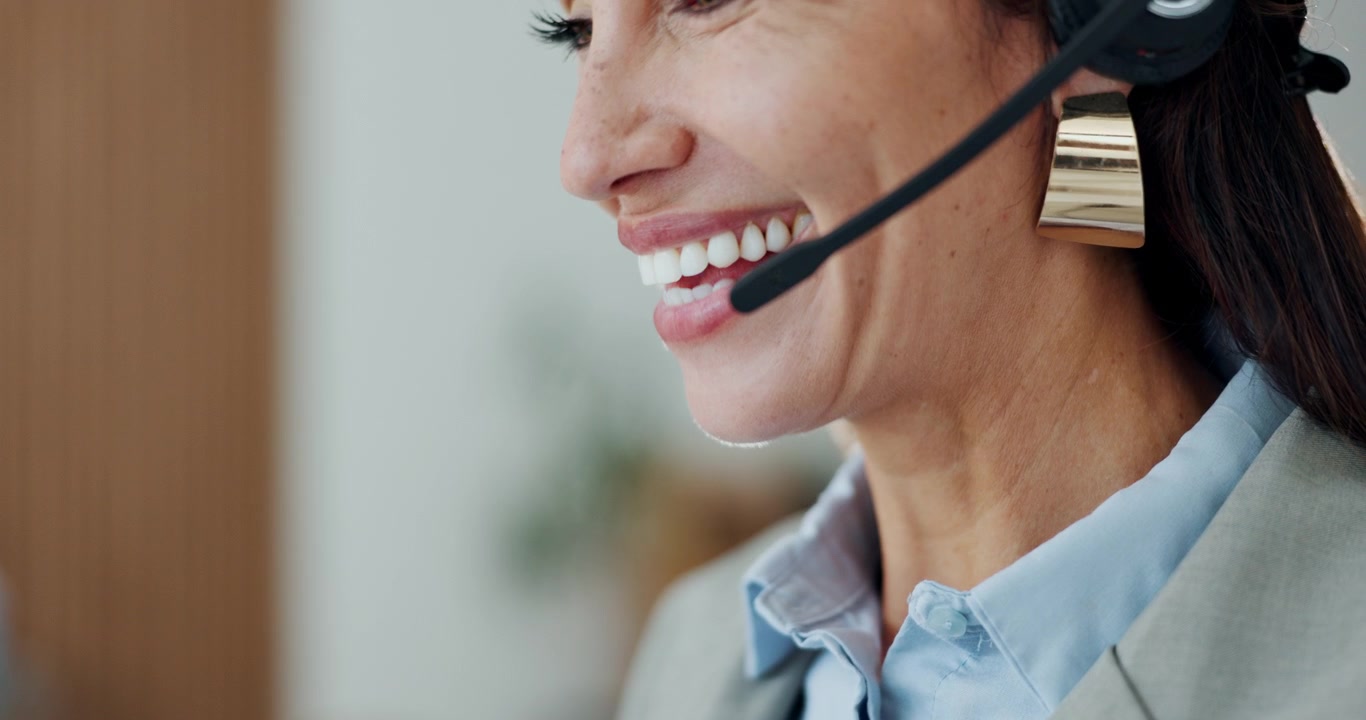 Rappresentante Professionale del Servizio Clienti al Telefono con Cuffie