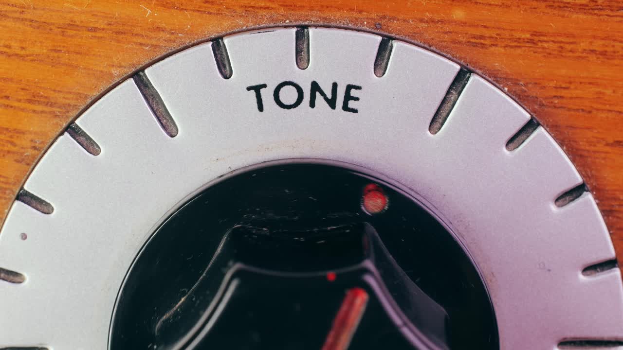 Vecchia radio AM FM retrò a valvole, mano che cambia stazione, lettore musicale vintage a valvole