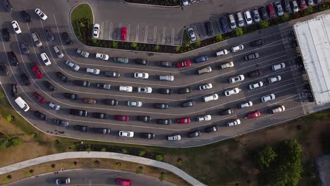 Drohnenaufnahme-Von-Oben-Nach-Unten-Von-Autos-Und-Fahrzeugen,-Die-An-Einer-Belebten-Tankstelle-Aufgereiht-Sind,-Um-Während-Der-Pandemieknappheit-Kraftstoff-Zu-Pumpen:-4k