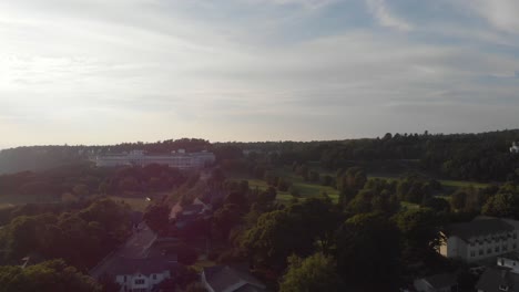 Vista-Aérea-Lejana-Filmada-Cerca-Del-Anochecer-Del-Gran-Hotel-En-La-Isla-Mackinac,-Michigan