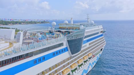 crucero de lujo anclado en el puerto de la romana, república dominicana