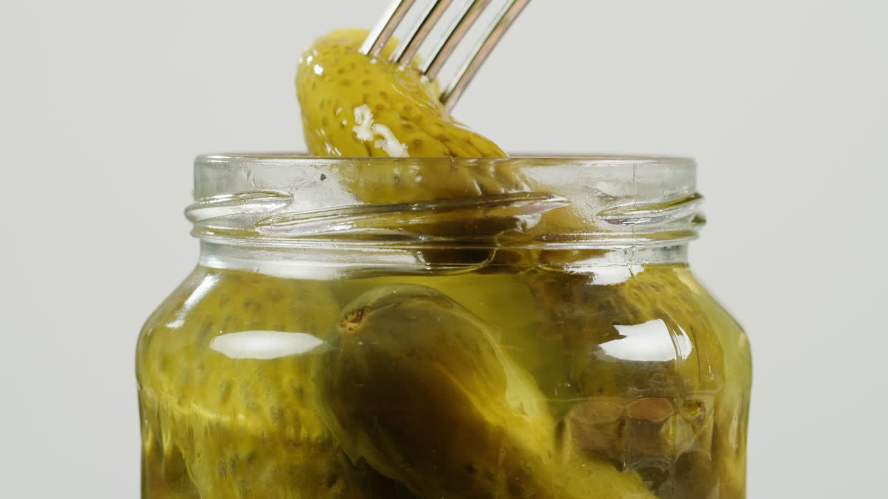 항아리에 절인 오이