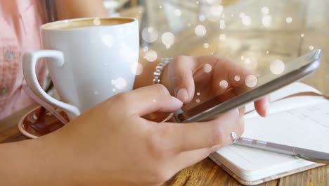 mujer usando su teléfono móvil rodeada por el efecto de burbujas blancas