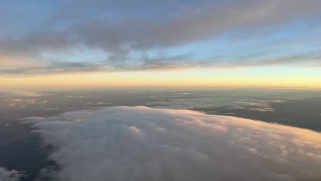 Punto-De-Vista-Del-Piloto-Mientras-Volaba-Al-Amanecer-Con-Un-Cielo-Naranja-Y-Azul-Sobre-Algunas-Nubes