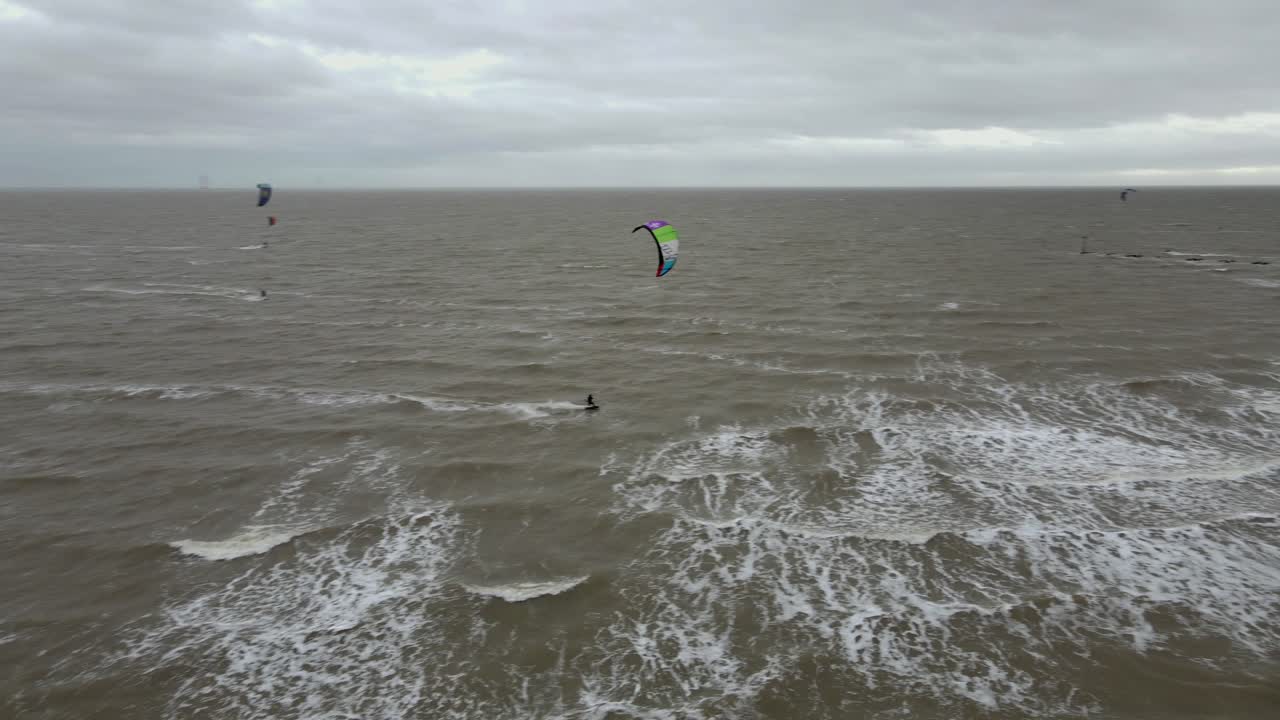 kite surfers en un día ventoso en otoño reino unido clacton on sea