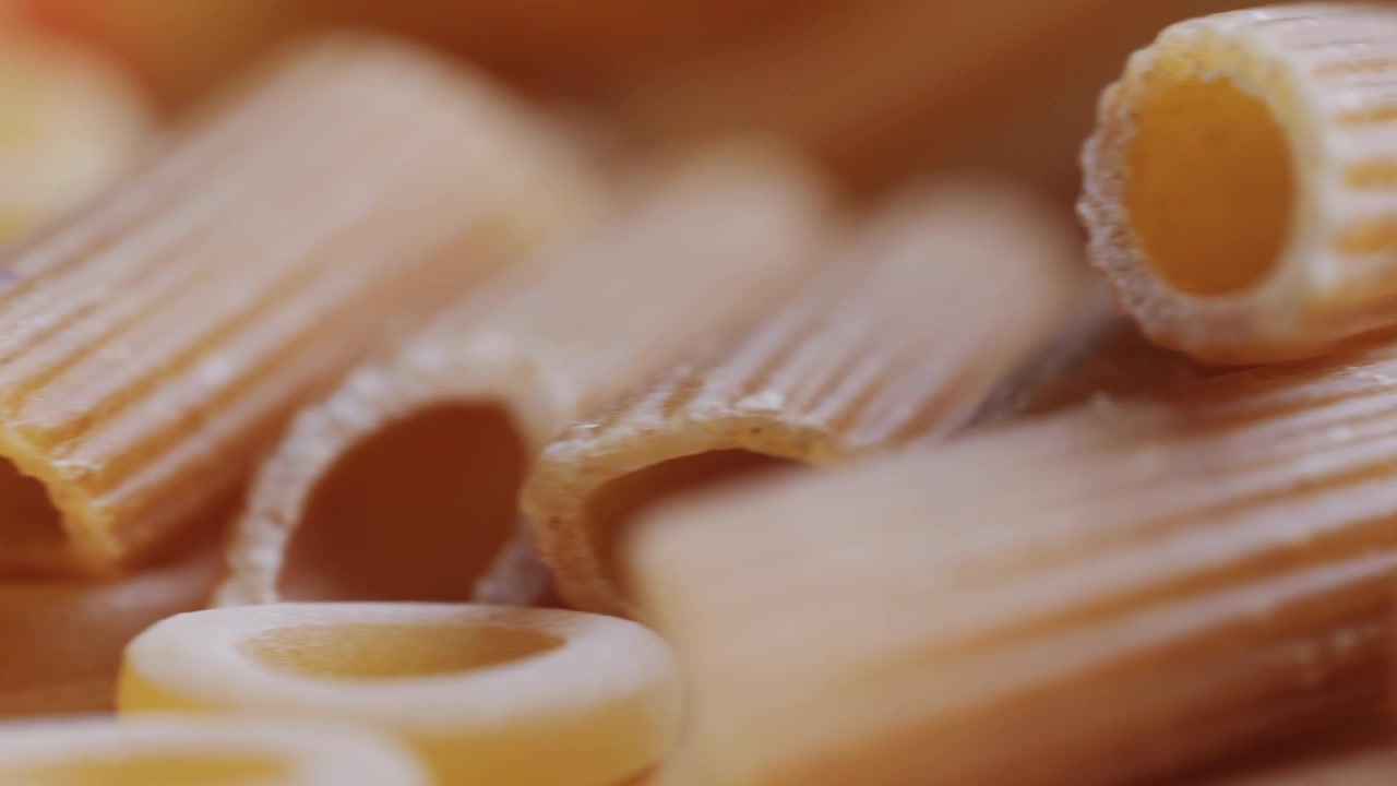 Primo piano macro di varie forme di pasta secca