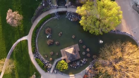 Tiro-De-Drone-Hacia-Abajo-De-Un-Estanque-En-Un-Parque