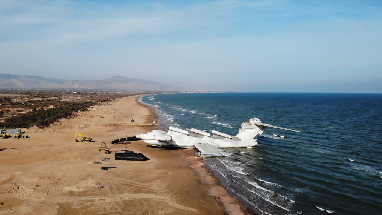Vista Aérea de Ekranoplano Soviético Abandonado en una Playa de Arena