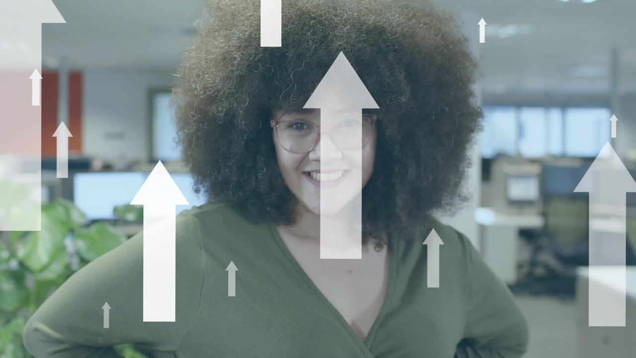 animación de flechas y procesamiento de datos sobre mujer de negocios afroamericana en la oficina