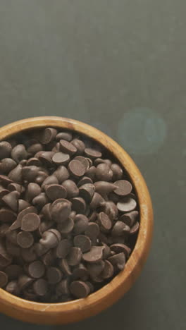 animación de la luz sobre las papas fritas de chocolate en el tazón