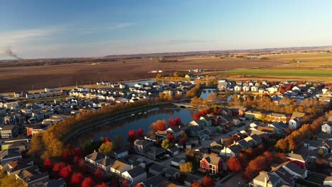 coloridas casas del lago del barrio de otoño en los suburbios puesta de sol país tiro con drones 4k