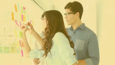 el equipo de negocios creativos está teniendo una reunión en su oficina creativa