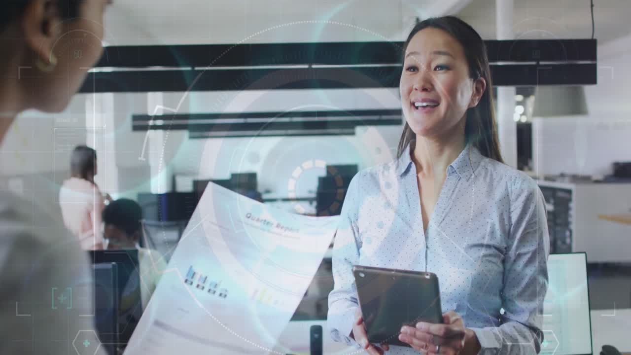 태블릿을 사용하는 두 인종의 사업가에 대한 금융 데이터 처리 및 통계의 애니메이션