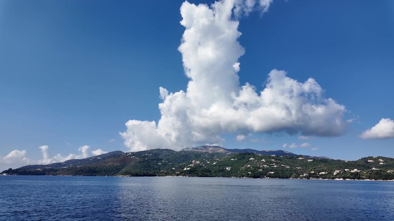 ギリシャのコルフ島、イオニア海、地中海の岩だらけの山岳海岸線を巡るフェリーの旅