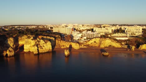 vista aérea, tomas de drones 4k, sobre praia doña ana al amanecer en otoño, lagos, en el algarve, portugal