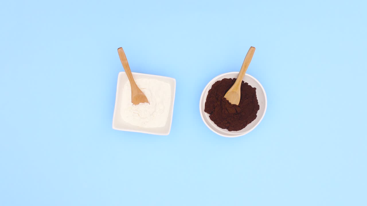 파란색 테마에서 변하는 파란색 접시와 쿠키를 만드는 재료의 쿠키.