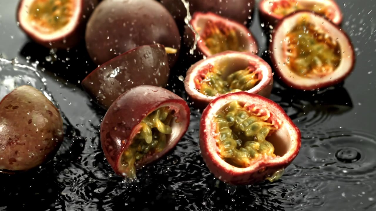 Vandstænk på friske passionsfrugter i slowmotion