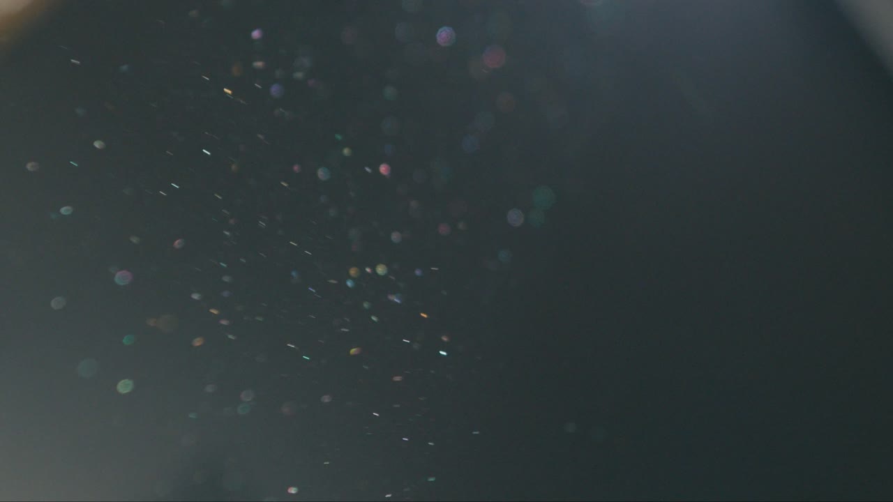 partículas de polvo voladoras sobre un fondo oscuro