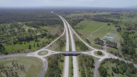 vista aérea de los vehículos que conducen a través de la autopista del pacífico y macleay valley way en nueva gales del sur, australia
