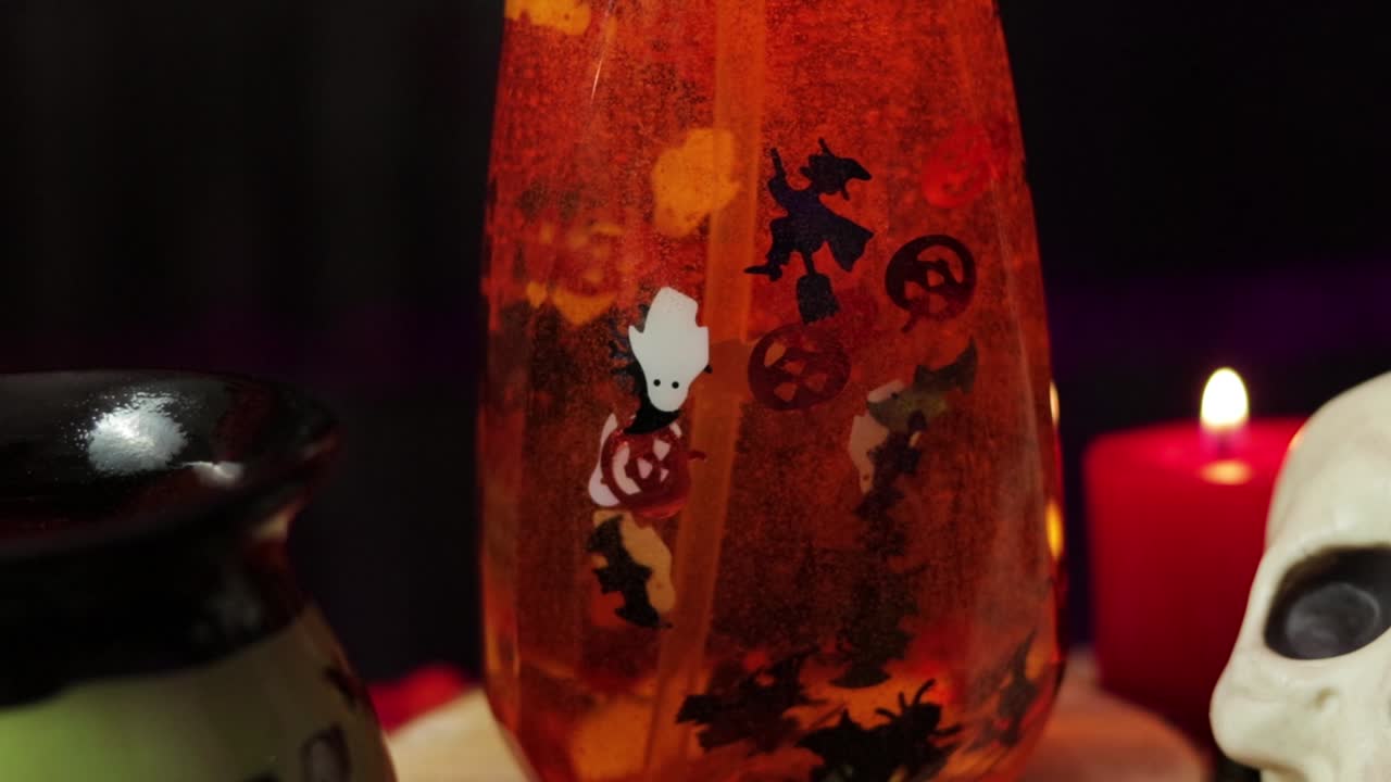 decoraciones de halloween jabón líquido y otros adornos. stadycam