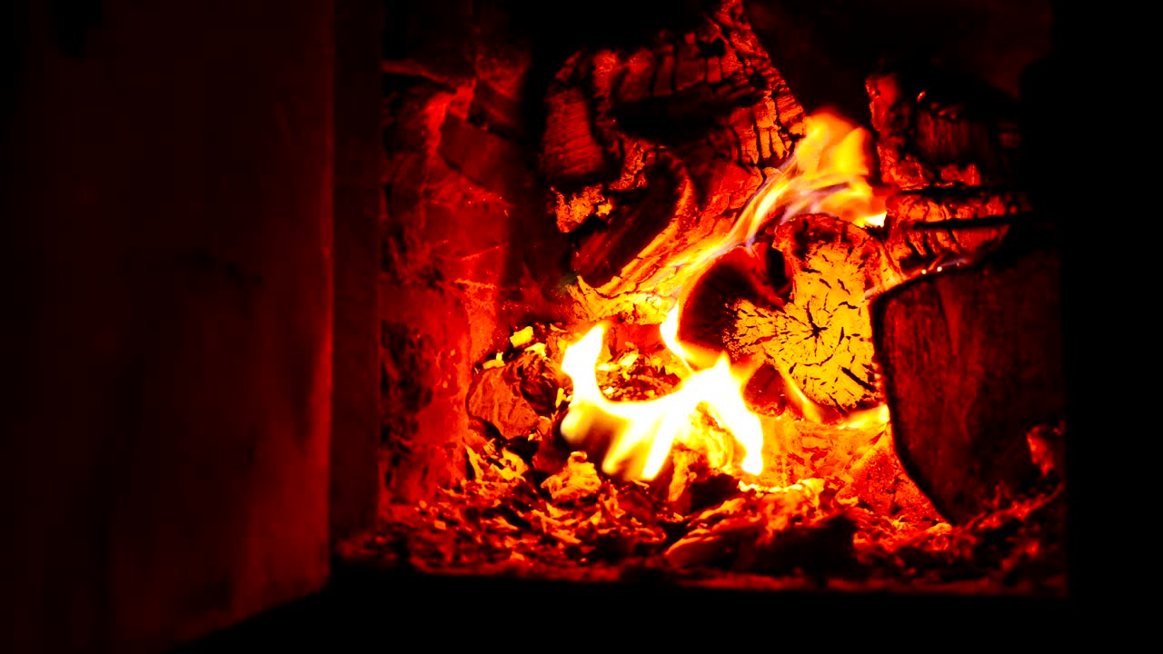 불타는 나무는 벽난로에서 불타고 있습니다. 아름다운 빛