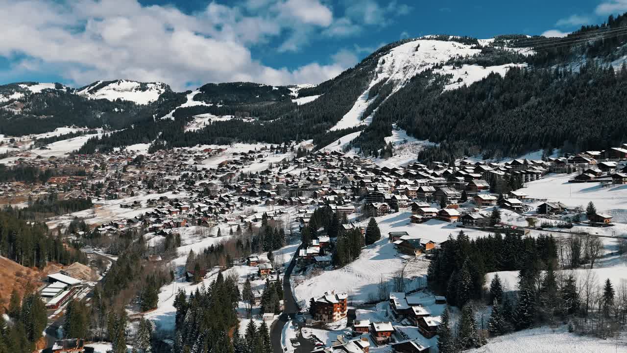paisaje de chatel, un pueblo montañoso en francia. disparo de avión no tripulado, marcha atrás lenta
