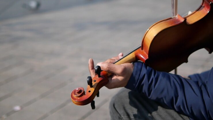 Primo piano di un musicista che suona il violino all'aperto