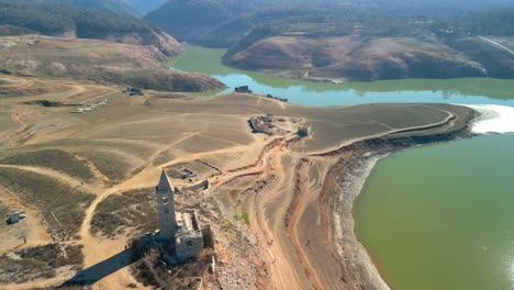 Dique-Del-Pantano-De-Sau-En-Cataluña,-España,-Intensa-Sequía-En-2024-Iglesia-Que-Normalmente-Está-Bajo-El-Agua,-Debido-A-La-Sequía-Parece-Completa