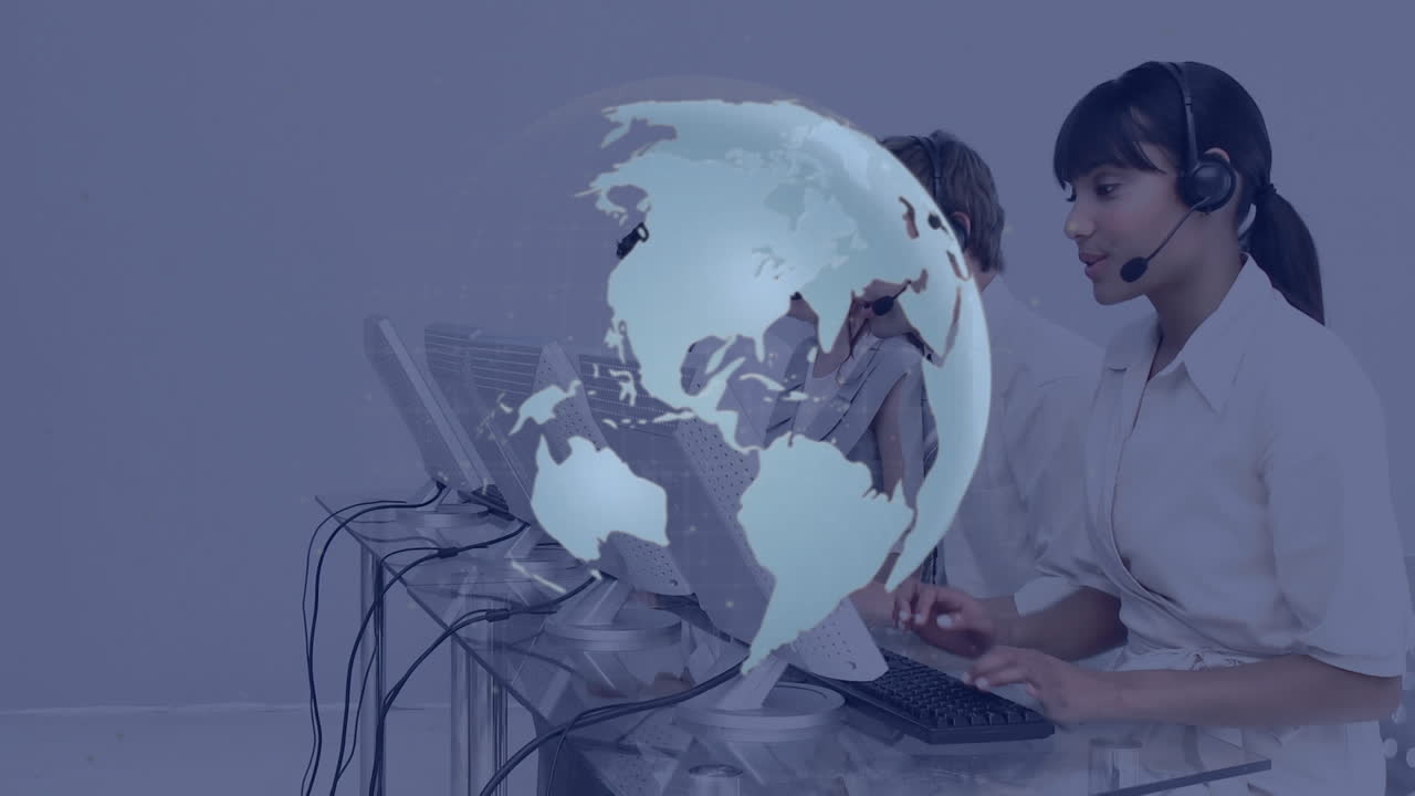 animación del globo con conexiones a través de diversas personas de negocios en la oficina