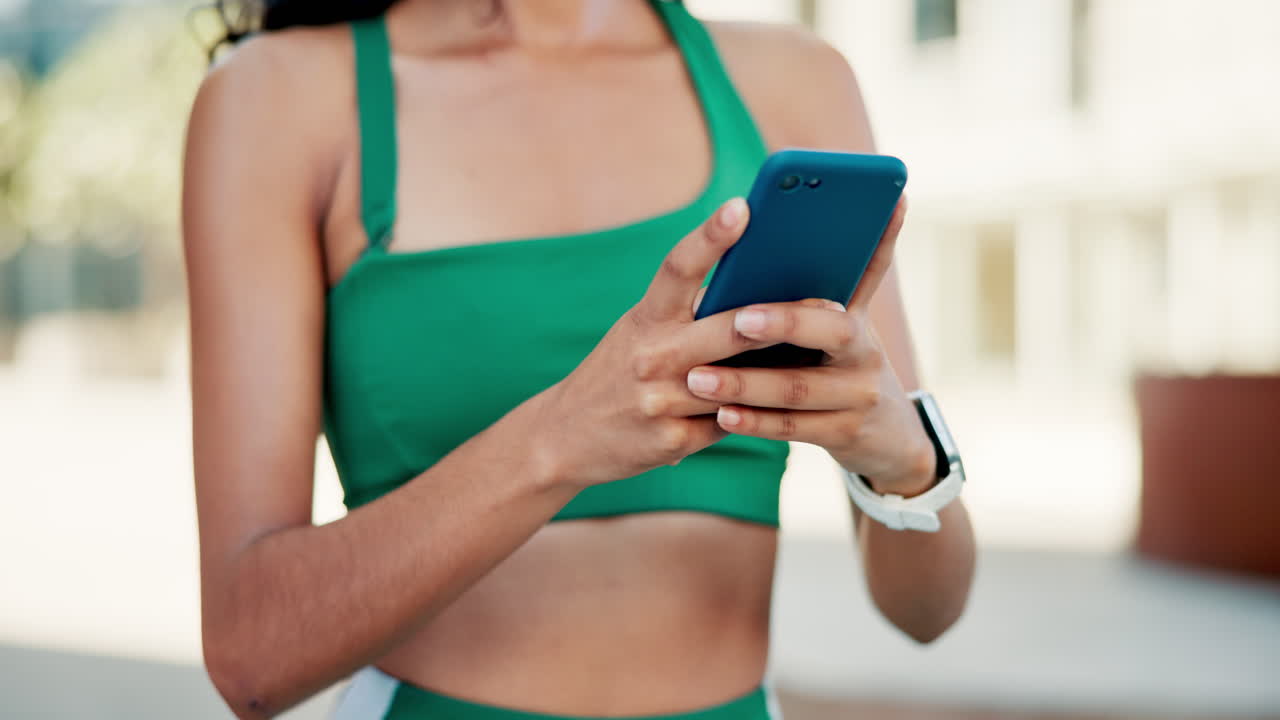 mujer usando un teléfono inteligente mientras hace ejercicio