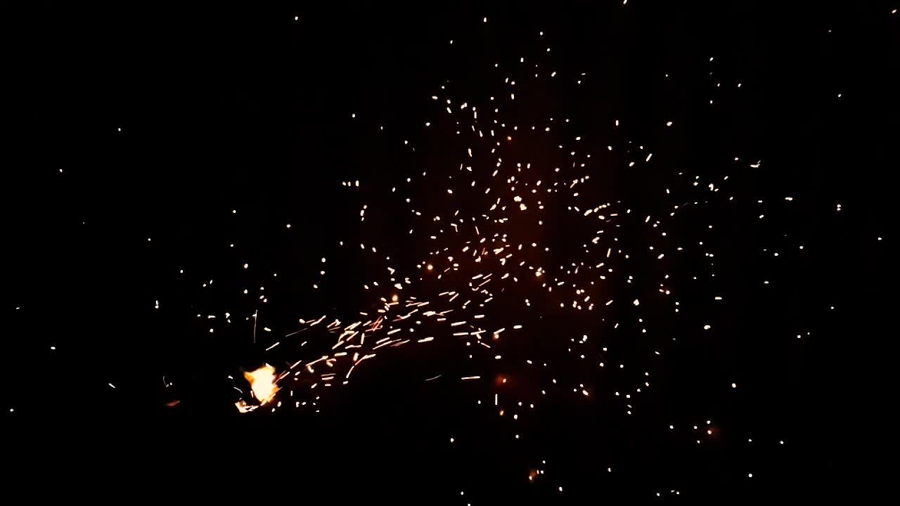 인도 케랄라주 바가몬에서 바비큐를 준비하기 위해 송풍기를 사용하는 동안 불길의 슈퍼 슬로우 모션이 240fps로 캡처되어 30fps로 변환되었습니다.