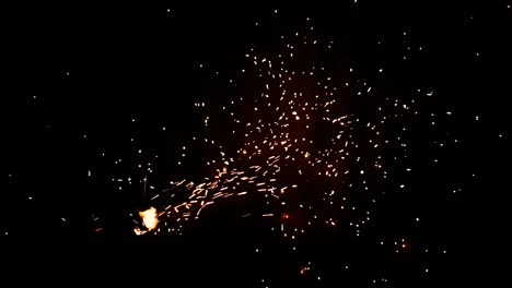 Superzeitlupe-Von-Feuerflammen,-Die-über-Den-Ganzen-Ort-Fliegen,-Während-Das-Windgebläse-Zum-Zubereiten-Des-Barbecues-In-Vagamon,-Kerala,-Indien,-Verwendet-Wird,-Aufgenommen-In-240-Bildern-Pro-Sekunde-Und-Konvertiert-In-30-Bilder-Pro-Sekunde