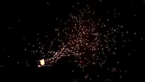 cámara súper lenta de llamas de fuego volando por todo el lugar mientras se usa el soplador de viento para preparar la barbacoa en vagamon, kerala, india capturada en 240 fps y convertida a 30 fps
