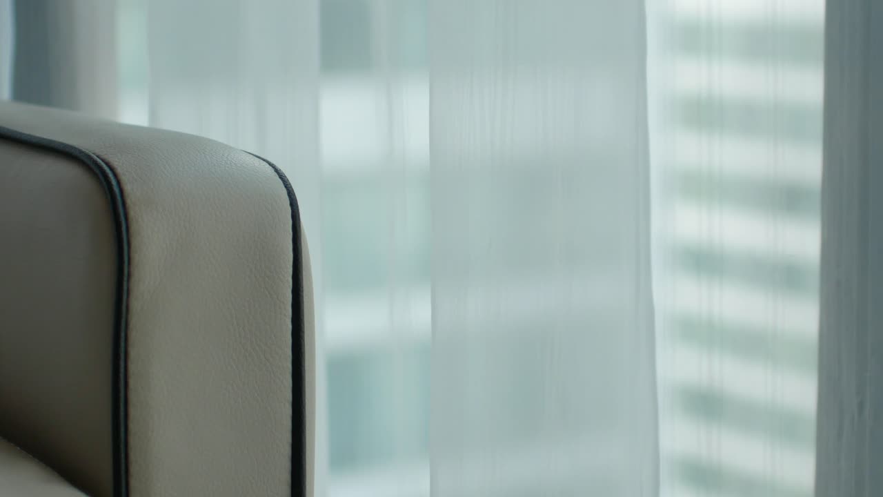 그래픽 리소스 배경을 위해 낮에 큰 창을 위한 소파 팔걸이가 있는 흰색 커튼