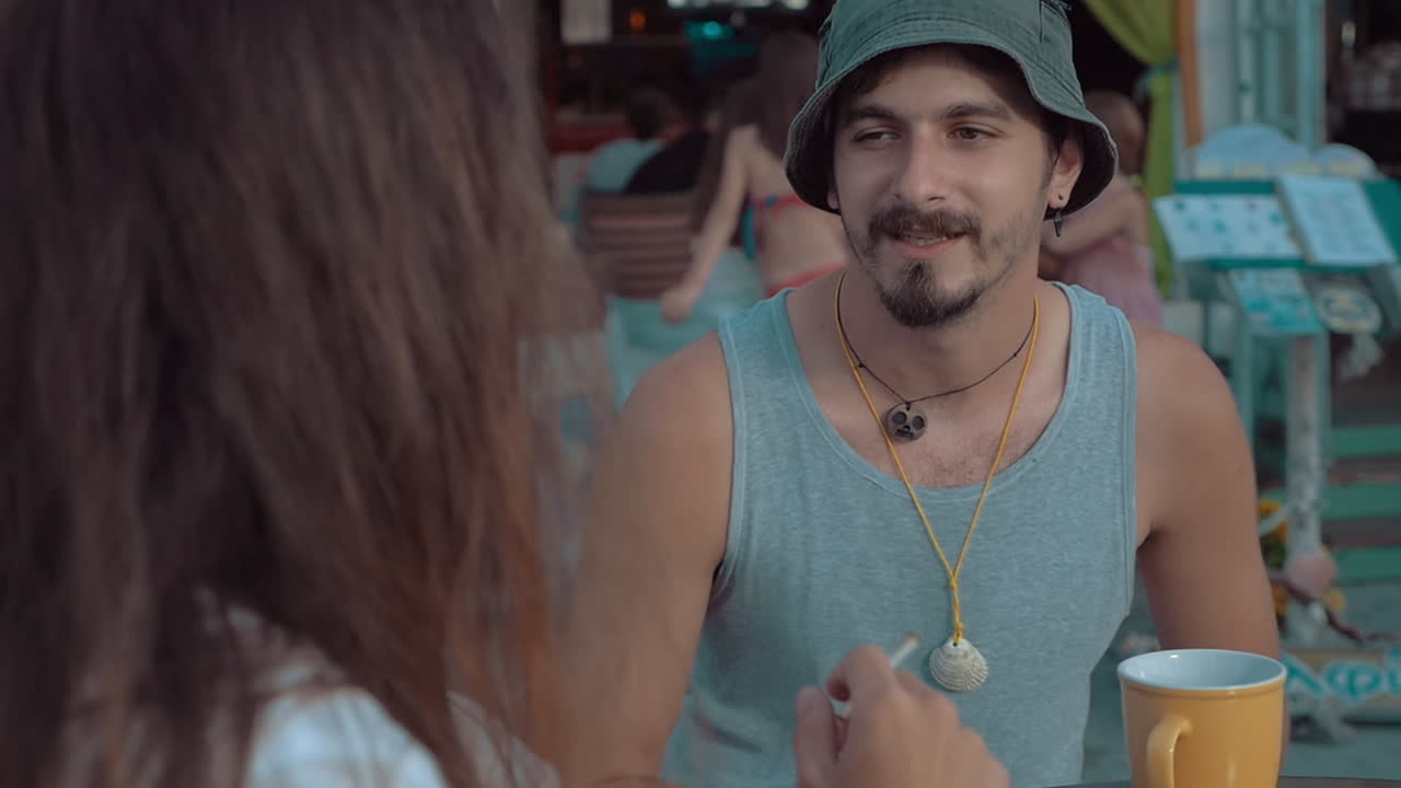 viejos tipos en el café al aire libre