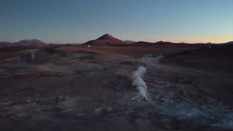 las órbitas aéreas de dawn los géiseres arrojan vapor caliente en el altiplano boliviano