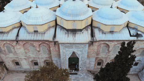vista aérea de la gran mezquita histórica de bursa con un avión no tripulado