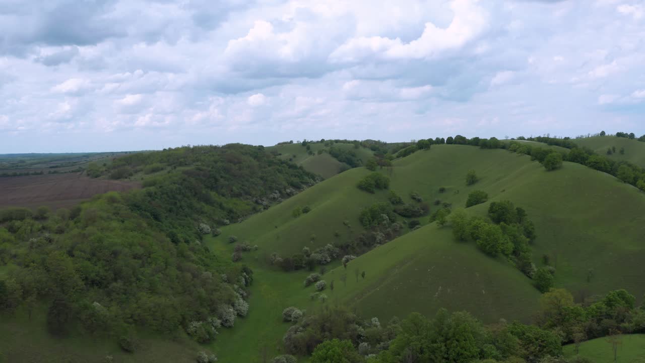 toma aérea de camiones a lo largo de las colinas onduladas de deliblatska peščara en serbia
