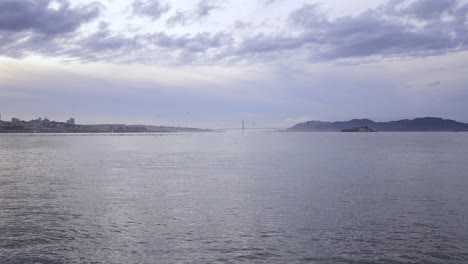 La-Bahía-De-San-Francisco,-La-Isla-De-Alcatraz-Y-El-Puente-Golden-Gate