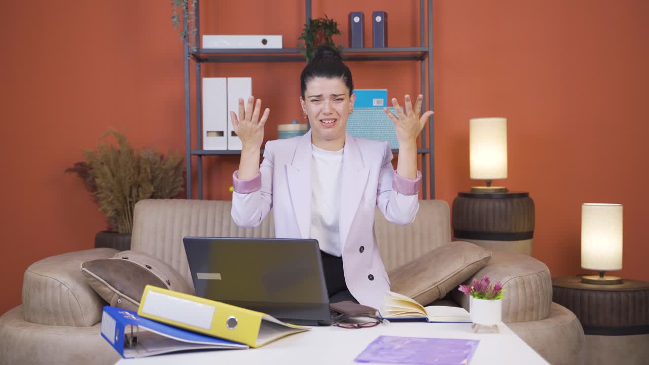 홈 오피스 직원 젊은 여성이 빈 지갑을 카메라에 보여줍니다.